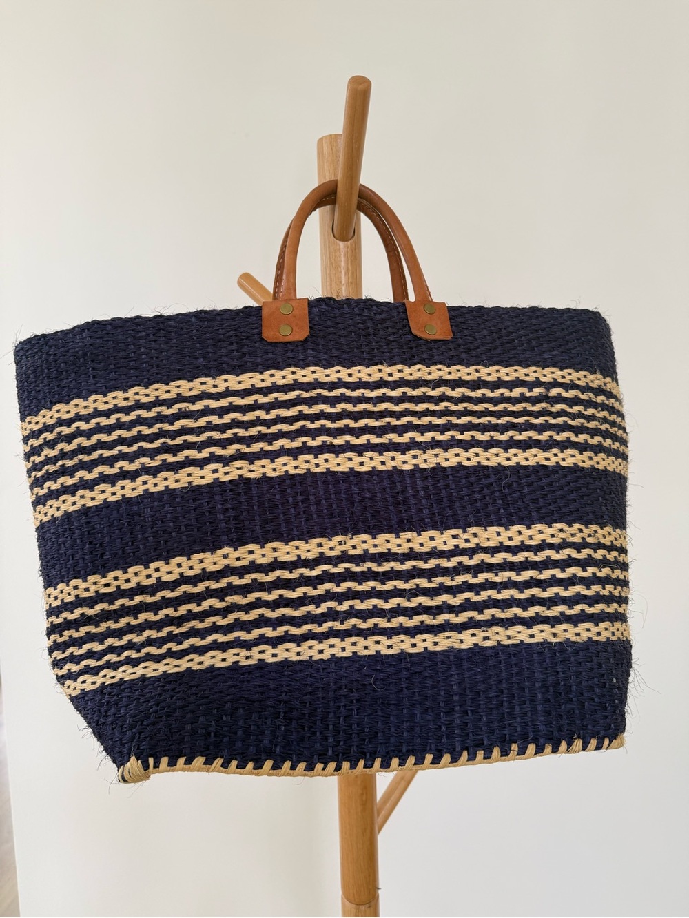 This is a Mar Y Sol Capri woven sisal tote in navy - Picture 5 of 7